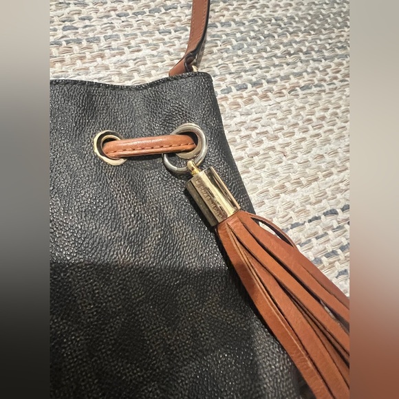 Michael Kors Small Crossbody Bucket Bag Purse Fringe Tassel - Picture 2 of 8